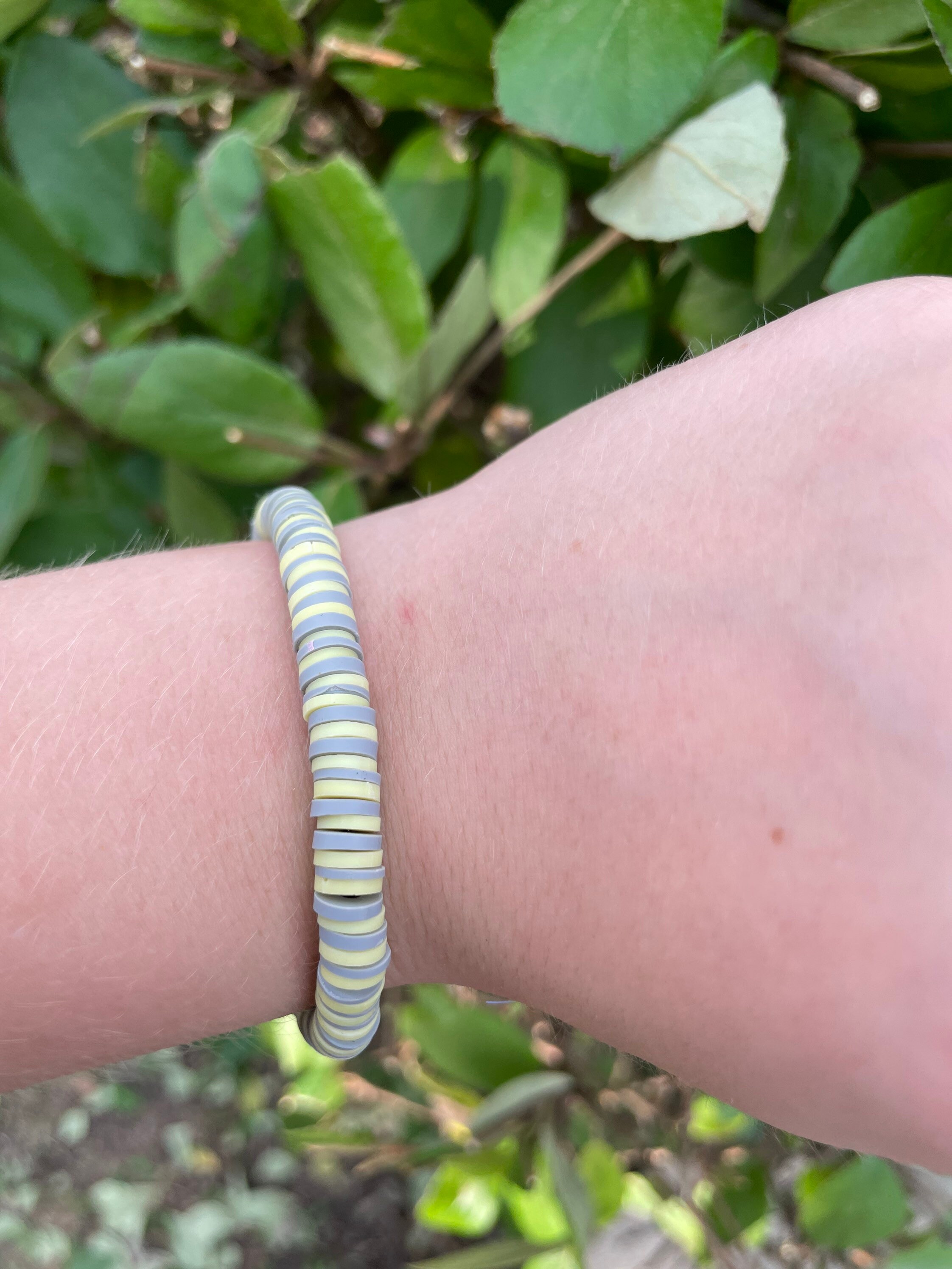 Graues und gelbes dehnbares Armband | Etsy