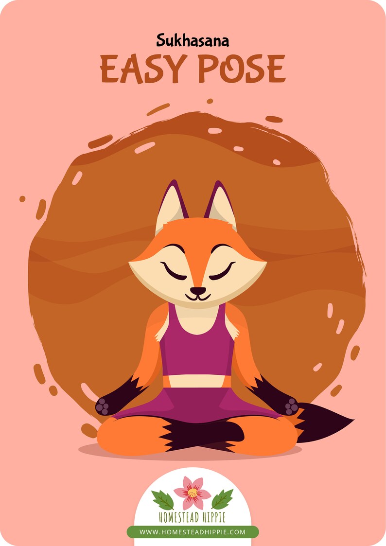 以下が含まれることがあります： 「Sukhasana EASY POSE」というテキストが書かれたキツネのイラスト。キツネは、目を閉じ、穏やかな表情で、足を組んで座っています。背景は薄いピンクで、キツネの後ろには茶色の円があります。
