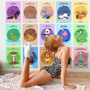 以下が含まれることがあります： 壁に動物のイラストとヨガポーズの名前が書かれたカラフルなポスターが貼ってある前で、若い女の子がヨガのポーズを実践しています。ポスターはグリッド状に配置されており、猫のポーズ、死体のポーズ、ボートのポーズ、橋のポーズ、ハッピーベイビーのポーズ、カエルのポーズ、弓のポーズ、椅子のポーズ、木のポーズ、コブラのポーズ、バタフライのポーズ、ライオンのポーズ、山のポーズなどがあります。