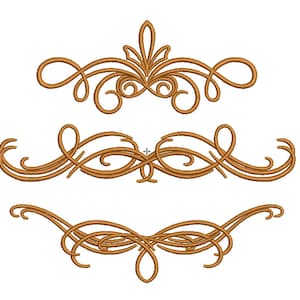 Puede incluir: Tres remolinos decorativos de color dorado, cada uno con un diseño diferente. El remolino superior tiene un centro puntiagudo, el remolino del medio tiene un centro más redondeado y el remolino inferior tiene un diseño más intrincado.