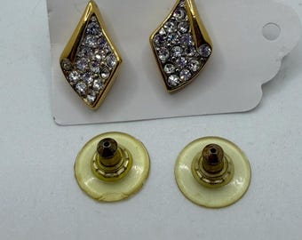 Pendientes vintage Trifari con pedrería en tono dorado
