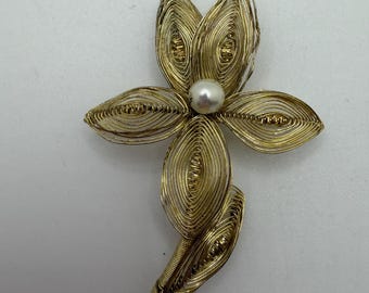 Broche vintage de flores de filigrana de alambre color oro de los años 50 o 60.