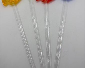 Palitos de acrílico para cócteles con coloridos adornos translúcidos en forma de pez.