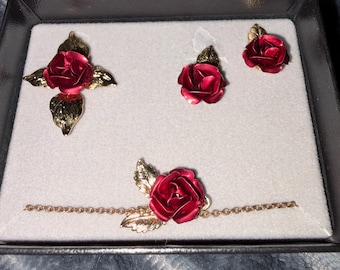 Conjunto de joyas vintage con diseño de rosa roja.