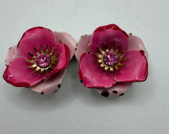Pendientes de clip con forma de flor de esmalte de CORO con diamantes de imitación