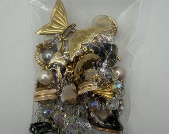 Bolsa sorpresa con joyas vintage variadas.