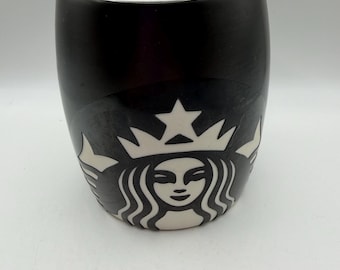 La taza cilíndrica de Starbucks de 2011 presenta un acabado en negro mate.