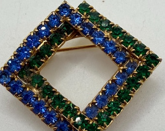 Broche vintage de 1 pulgada con diamantes de imitación azules y verdes en tono dorado.