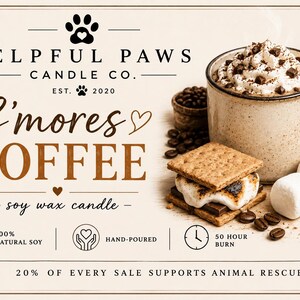 Może przedstawiać: Reklama świecy sojowej z napisem Helpful Paws Candle Co. S'mores Coffee. Obraz przedstawia ceramiczny kubek kawy z bitą śmietaną i kawałkami czekolady, s'more, pianki marshmallow oraz ziarna kawy na jasnym tle.