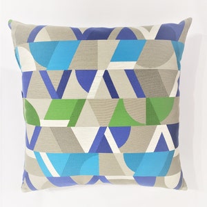 Almohada colorida geométrica pequeña 15 &quot;x 16&quot;