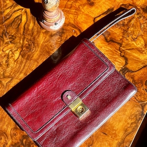 Clutch Pfeild SPORT vintage de piel burdeos con asa retráctil / fabricado en Alemania
