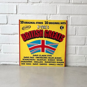 Könnte beinhalten: Ein gelbes und rotes Vintage-Schallplattencover mit dem Text "KOTEL'S BRITISH GREATS". Das Album enthält 20 Original-Stars und 20 Original-Hits, darunter Künstler wie Dave Clark Five, Dave Dee, die Beatles und die Kinks.