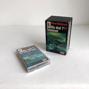 Box of 3, &quot;The Three ??? Isle of the Dead&quot;, Jubiläums Box 100, Hitchcock, 2001, 3 tape, MC, Europe Logo