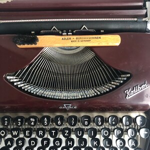 Vintage Schreibmaschine, Groma Kolibri, DDR, Reiseschreibmaschine mit Koffer und Bürste, Deko Bild 7