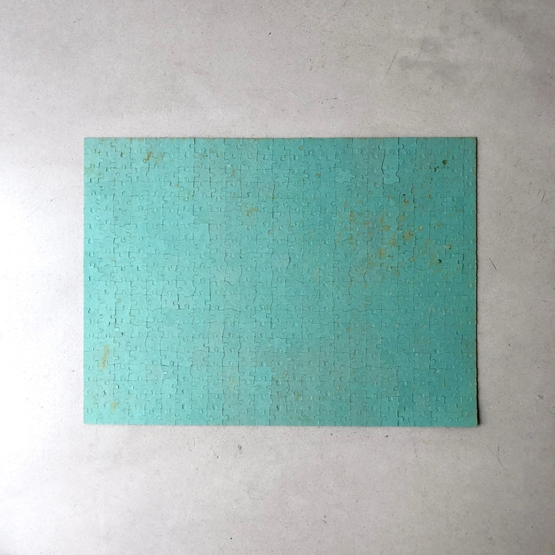 K&ouml;nnte beinhalten: Ein hellblaues Puzzle mit wei&szlig;em Hintergrund. Das Puzzle besteht aus kleinen, ineinandergreifenden Teilen.