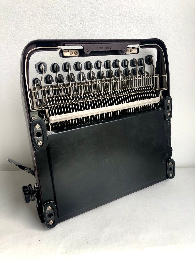 Vintage Schreibmaschine, Groma Kolibri, DDR, Reiseschreibmaschine mit Koffer und Bürste, Deko Bild 5