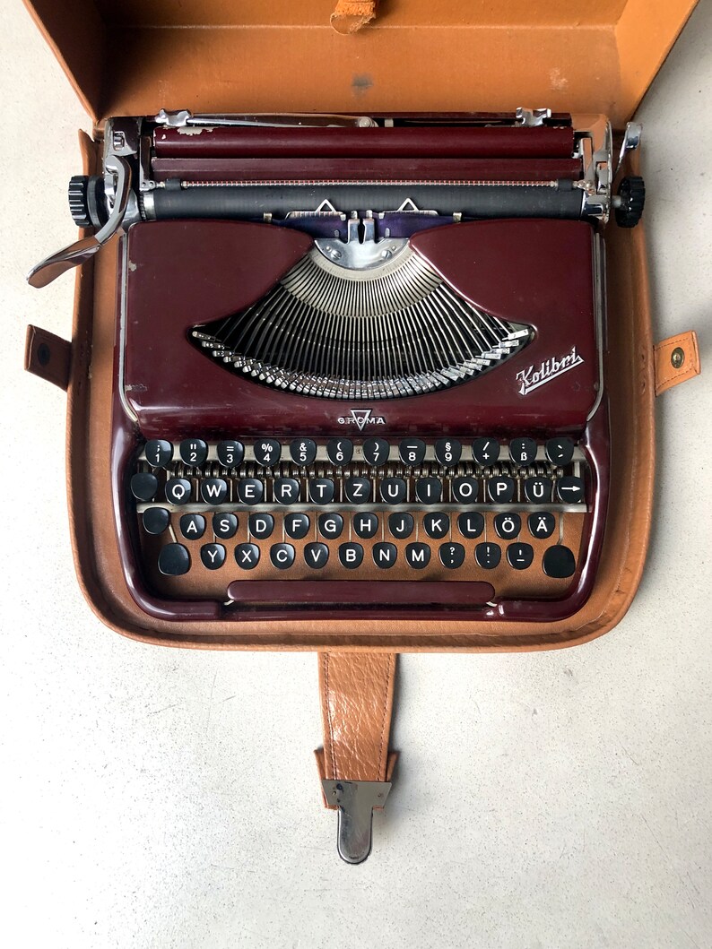 Vintage Schreibmaschine, Groma Kolibri, DDR, Reiseschreibmaschine mit Koffer und Bürste, Deko Bild 2