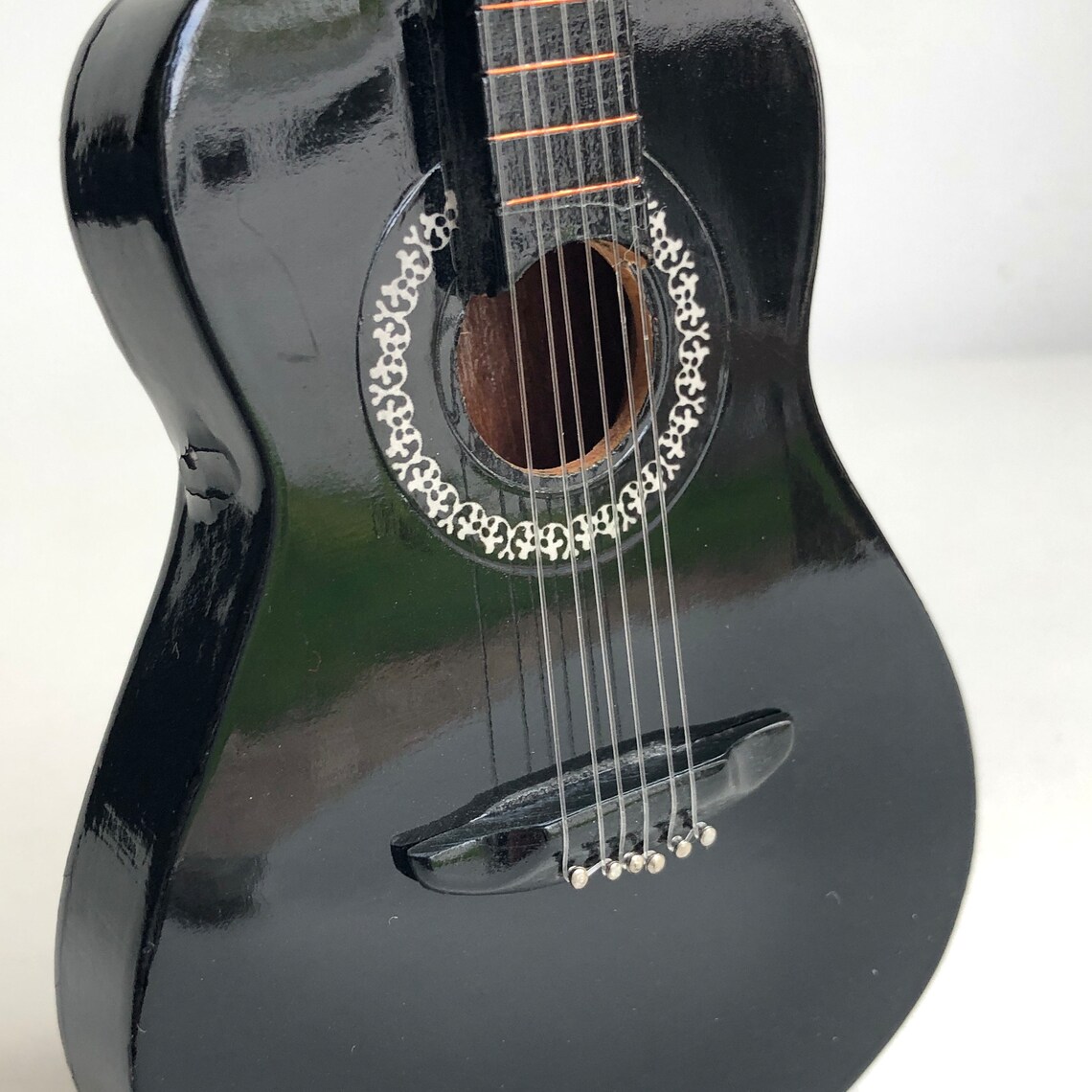 Vintage Gitarre (Miniatur), Akustikgitarre Modell, Gitarre schwarz, foto 4 di 5