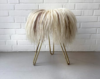Mid-Century Flokati Hocker, Fellhocker mit Haarnadelbeinen, Rockabilly Puschelhocker
