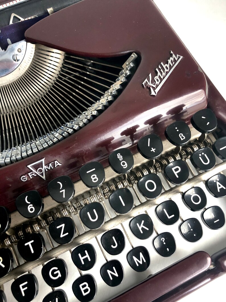 Vintage Schreibmaschine, Groma Kolibri, DDR, Reiseschreibmaschine mit Koffer und Bürste, Deko Bild 8