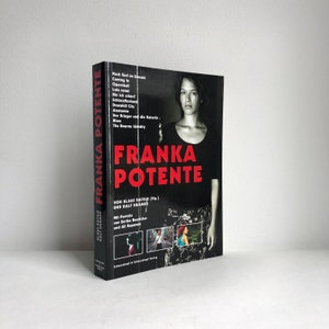 Könnte beinhalten: Ein schwarz-weißes Buchcover mit dem Titel "Franka Potente" in roten Buchstaben. Das Cover zeigt ein Foto von Franka Potente, einer deutschen Schauspielerin, vor schwarzem Hintergrund.