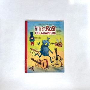 Könnte beinhalten: Ein Buchcover mit rotem Hintergrund und einer Comic-Illustration eines Roboters, der Gitarre spielt, zusammen mit anderen Musikinstrumenten. Der Titel des Buches lautet "Ritter Rost fur Gitarre(n)" und der Text "Edition Conbrio" befindet sich in der unteren rechten Ecke.
