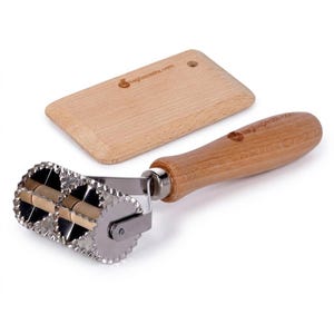 Double pasta item with toothed steel wheels for making Tortellini, Cappelletti and Anolini - 2 x 28 mm  + wooden spatula | Made in Italy