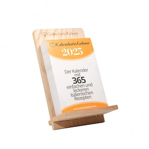 Puede incluir: Un soporte de calendario de madera con un calendario 2025 que presenta el texto "Calendario Goloso" y "Der Kalender mit 365 einfachen und leckeren italienischen Rezepten".