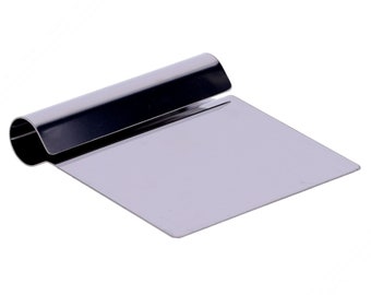 May include: A silver metal cake scraper with a rounded handle. The scraper is designed for spreading frosting and smoothing out cakes.