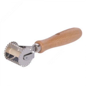 Pasta cutter with toothed steel blades ideal to prepare Tortellini, Cappelletti and Anolini - 38 mm | Made in Italy