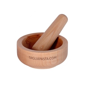 Mortar and pestle set in Beech wood, usable as pesto maker, spice & herb grinder or crusher
