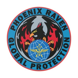 Könnte beinhalten: Ein kreisförmiges Logo mit rotem Rand und blauem Hintergrund. Das Logo zeigt einen schwarzen Phönix mit roten Flammen, der einen Globus mit einem goldenen Kompass und Pfeilen hält. Der Text "PHOENIX RAVEN GLOBAL PROTECTION" ist in einem schwarzen Kreis um den Phönix geschrieben.