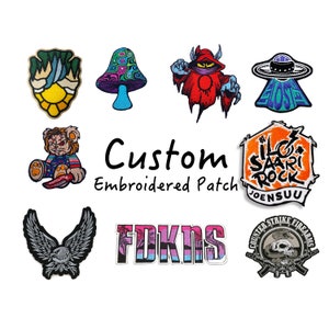 Könnte beinhalten: Eine Sammlung von individuell bestickten Patches mit verschiedenen Designs, darunter ein Pilz, ein Geist, ein UFO, ein Bär, ein Rockband-Logo, ein Palmenmotiv und ein Totenkopf mit Pistolen. Die Patches sind alle bunt und detailliert.