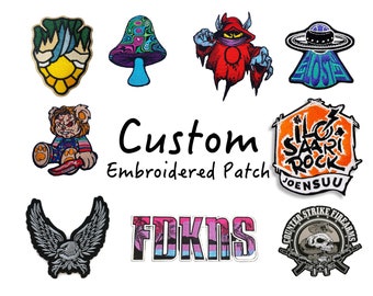 Könnte beinhalten: Eine Sammlung von individuell bestickten Patches mit verschiedenen Designs, darunter ein Pilz, ein Geist, ein UFO, ein Bär, ein Rockband-Logo, ein Palmenmotiv und ein Totenkopf mit Pistolen. Die Patches sind alle bunt und detailliert.