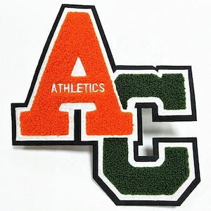 Op de afbeelding: Oranje en groene vilt letter patch met witte omtrek en het woord "ATHLETICS" in witte letters.
