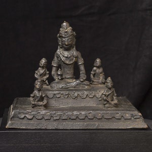 Bouddha en bronze javanais du 19 e s. ou antérieur avec 4 serviteurs sur un socle élaboré.