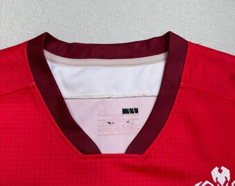 メンズ Under Armour ISUZU ウェールズ WRU ラグビー ジャージ シャツ