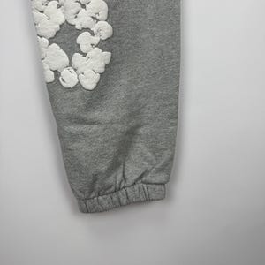Herrkläder Denim Tears Träningsbyxor Grå Blommig Storlek L Tillverkad i USA Sällsynt bild 5