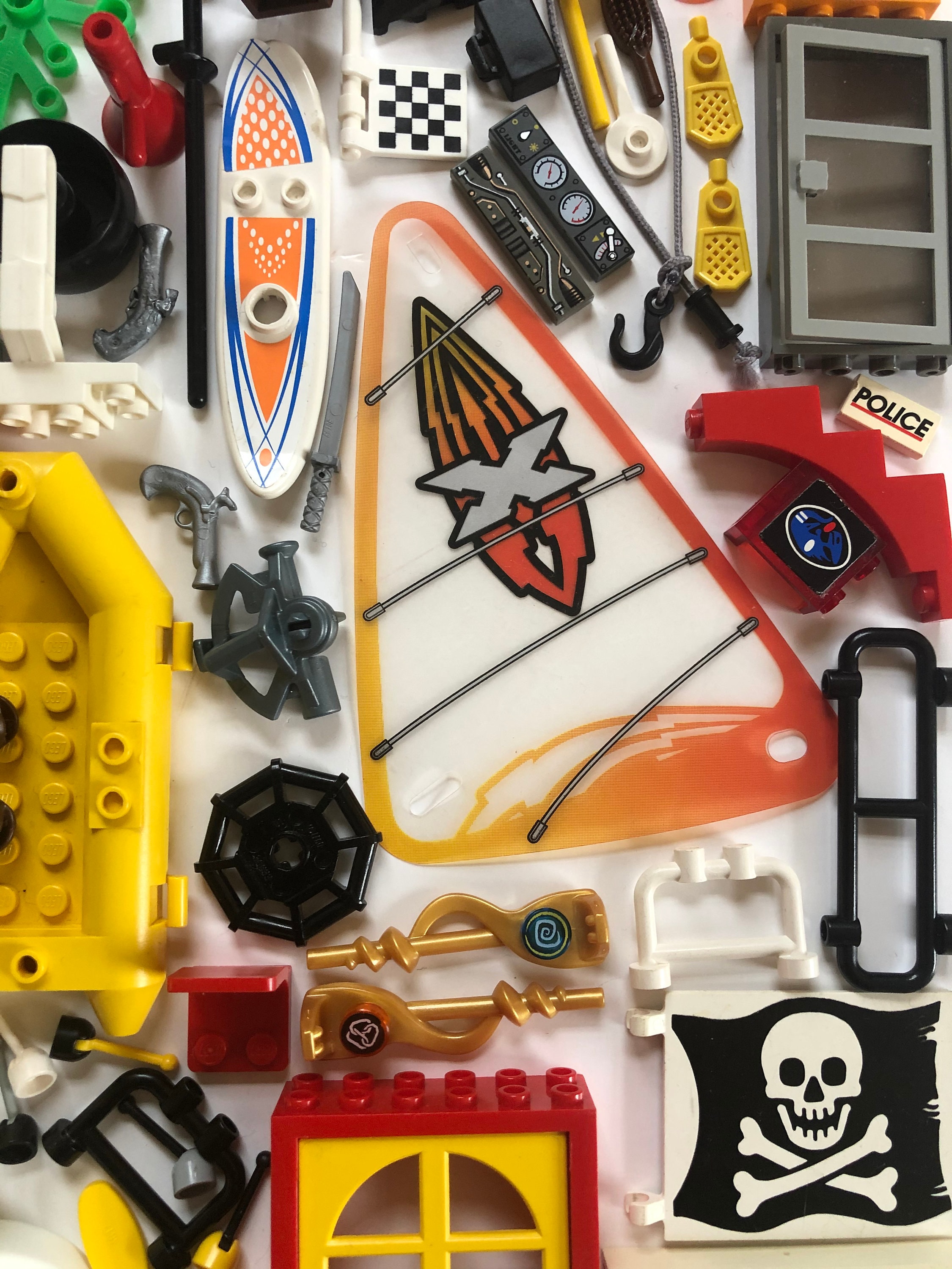 50 Lego Kleinteile Zubehör Waffen all das was Figuren brauchen oder halten a 