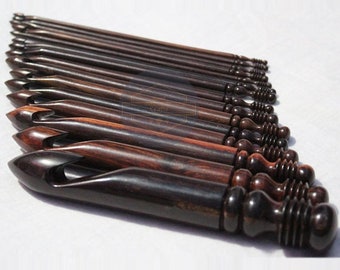 Juego de ganchos de ganchillo de madera de 15 - 3,5 mm a 25 mm, juego de ganchos de ganchillo personalizados ergonómicos hechos a mano naturales de palisandro con bolsa de cuero,