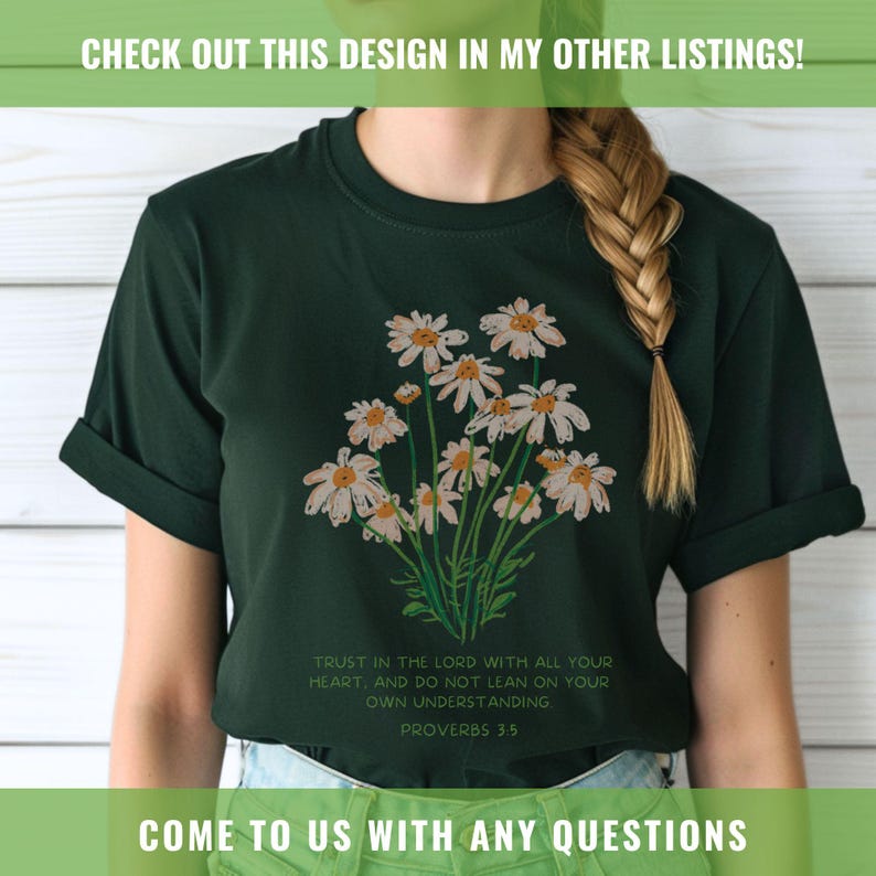 Może przedstawiać: Zielony T-shirt z białym kwiatowym wzorem z stokrotek i tekstem "TRUST IN THE LORD WITH ALL YOUR HEART, AND DO NOT LEAN ON YOUR OWN UNDERSTANDING PROVERBS 3:5".