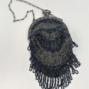 Bolso de mano victoriano vintage con microcuentas, correa de cadena con cuentas en azul oscuro y gris