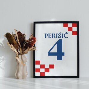 Puede incluir: Un p&oacute;ster enmarcado en negro con fondo blanco y patr&oacute;n de cuadros rojos y azules. El p&oacute;ster presenta el texto "PERISIC 4" en letras azules.