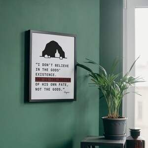Könnte beinhalten: Schwarz-weiß gerahmter Druck mit einem Zitat von Ragner: "Ich glaube nicht an die Existenz der Götter. Der Mensch ist der Herr seines eigenen Schicksals, nicht der Götter."