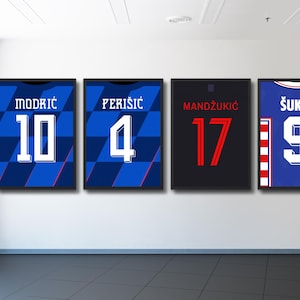 Puede incluir: Cuatro impresiones enmarcadas de camisetas de fútbol croatas con los nombres y los números de jugadores famosos: Modric 10, Perisic 4, Mandzukic 17 y Suker 9.