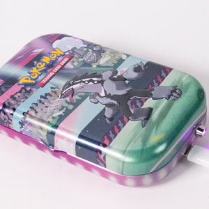 9300mAh Obstagoon Tin Power Bank / Power Bank, Cargador de teléfono, Regalos para niños, Energía de respaldo, 33 vatios hora, regalo de viaje, Pokémon, Galar Power