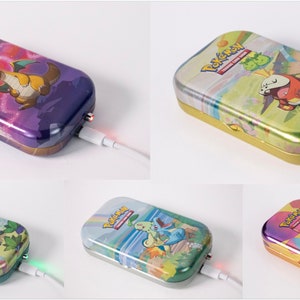9300mAh Mystery Tin Power Bank / Blind Bag, Power Bank, Cargador de teléfono, Regalos para niños, Energía de respaldo, 33Wh, regalo de viaje, Pokemon, 151