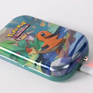 9300mAh Charmander Tin Power Bank / Power Bank, Cargador de teléfono, Regalos para niños, Energía de respaldo, 33 vatios hora, regalo de viaje, Pokemon, Kanto