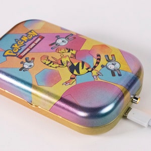 9300mAh Electabuzz Tin Power Bank / Power Bank, Cargador de teléfono, Regalos para niños, Energía de respaldo, 33 vatios hora, regalo de viaje, Pokemon, 151