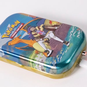 9300mAh Leon/Charizard Tin Power Bank / Power Bank, Cargador de teléfono, Regalos para niños, Energía de respaldo, 33 vatios hora, regalo de viaje, Pokemon, Zenith